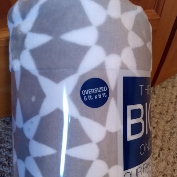 Plush throw blanket. 5 by 6 feet. Super soft! - Picture 7 of 8